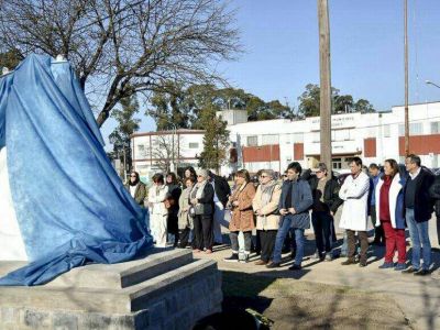 L�pez descubri� el monumento que refleja al ni�o prematuro y su madre