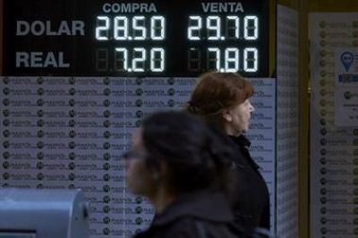 El Gobierno anuncia medidas para contener la suba del d�lar