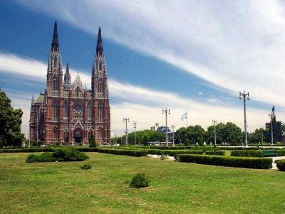 Gui�o a la Iglesia: Provincia gastar� 45 millones en una torre de la Catedral de La Plata