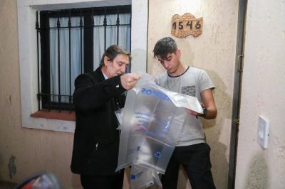 El intendente F�lix se uni� al programa de separaci�n de residuos entregando bolsas y folletos