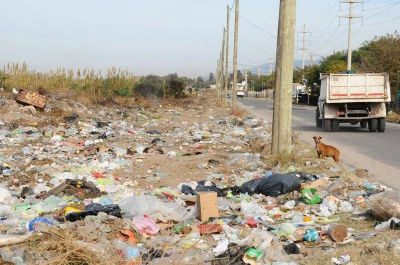Un basural se extiende en el ingreso a la Capital