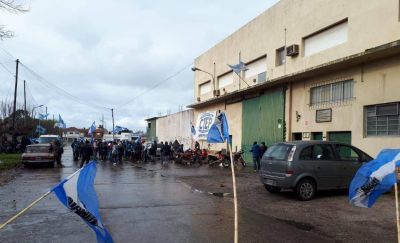 Dos pesqueras dejaron de trabajar y quedaron 130 fileteros abandonados