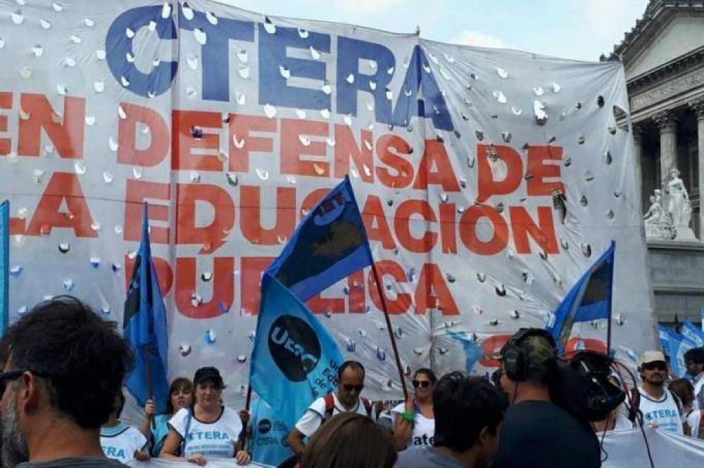 Comenzó el paro nacional convocado por CTERA: movilizan del Congreso al Ministerio de Educación