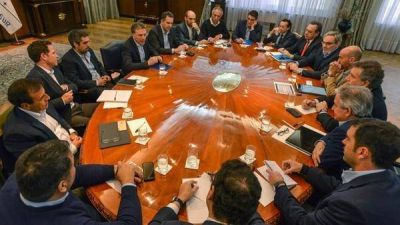 Mauricio Macri decidi� cumplir la meta de d�ficit fiscal con el FMI, pese a su imagen en baja y la presi�n de los gobernadores peronistas