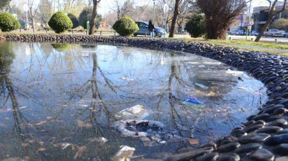 Corresponsal en la calle: Hojas secas y basura en las piletones del Parque Central