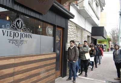 El drama de la desocupaci�n: Pusieron un aviso ofertando 10 puestos de trabajo y fueron �800 personas!