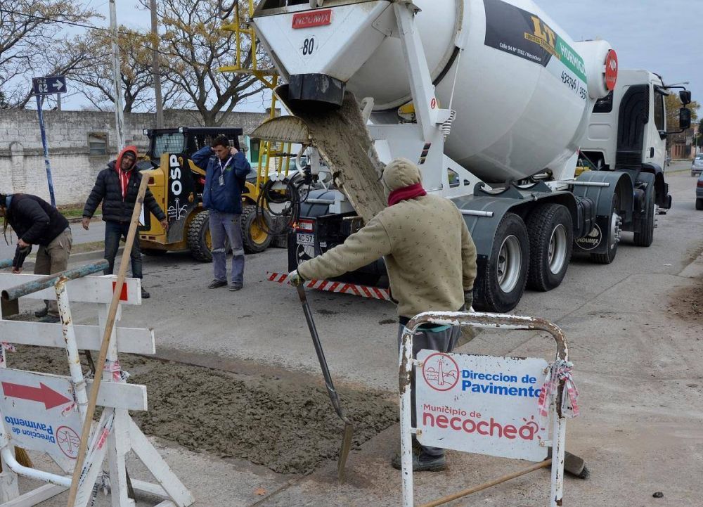 Simult�neas tareas de pavimentaci�n dan r�pida respuesta a los reclamos