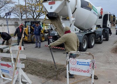 Simult�neas tareas de pavimentaci�n dan r�pida respuesta a los reclamos