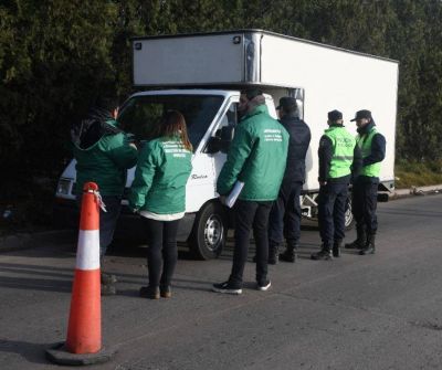 Examinan veh�culos destinados a transportar residuos