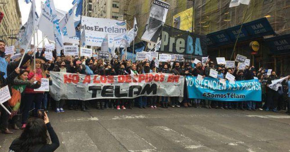 Multitudinaria movilización contra los despidos en Telam