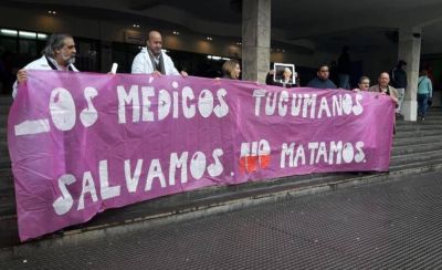 M�dicos antiabortistas protestaron en las puertas del Hospital de Ni�os