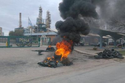 En Bah�a, contin�a la toma de una refiner�a por 150 despidos e intervendr�n Provincia y Naci�n