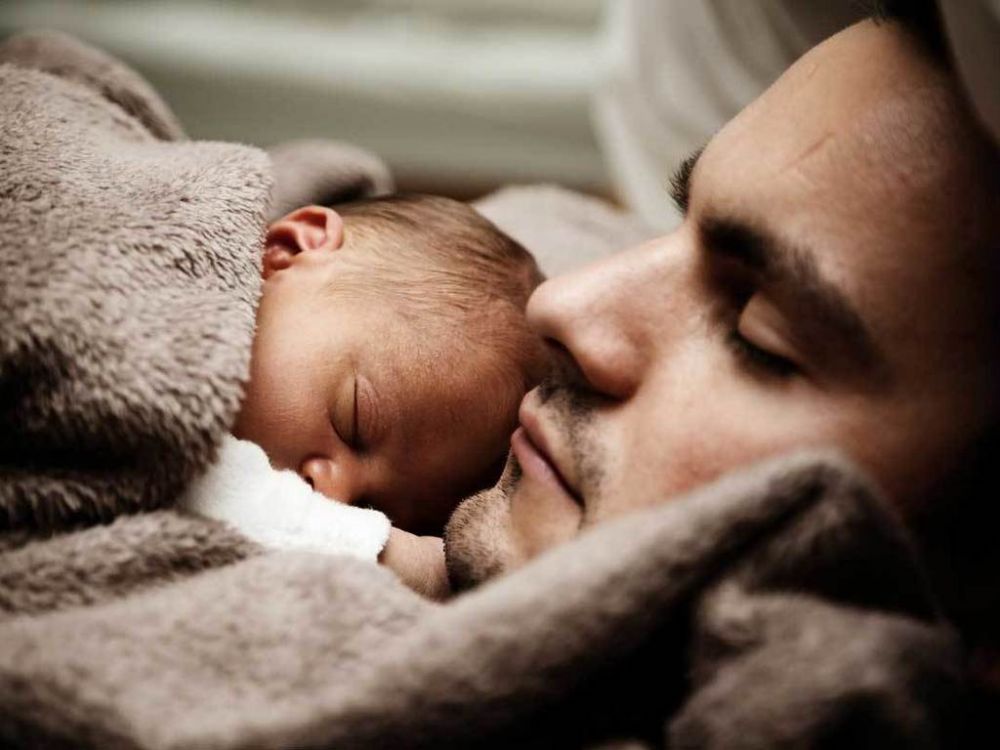 Aumenta a 45 días la licencia por paternidad a estatales porteños