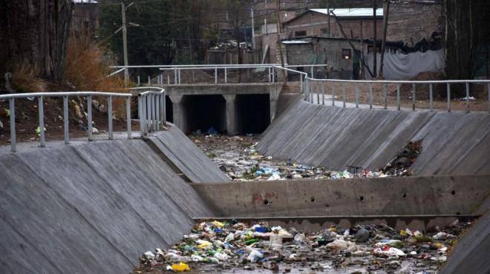 El Municipio culpa a vecinos por la basura en los canales