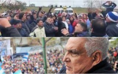 Sector de la UOCRA march� al penal de Ezeiza para cantarle el feliz cumplea�os al 'Pata' Medina