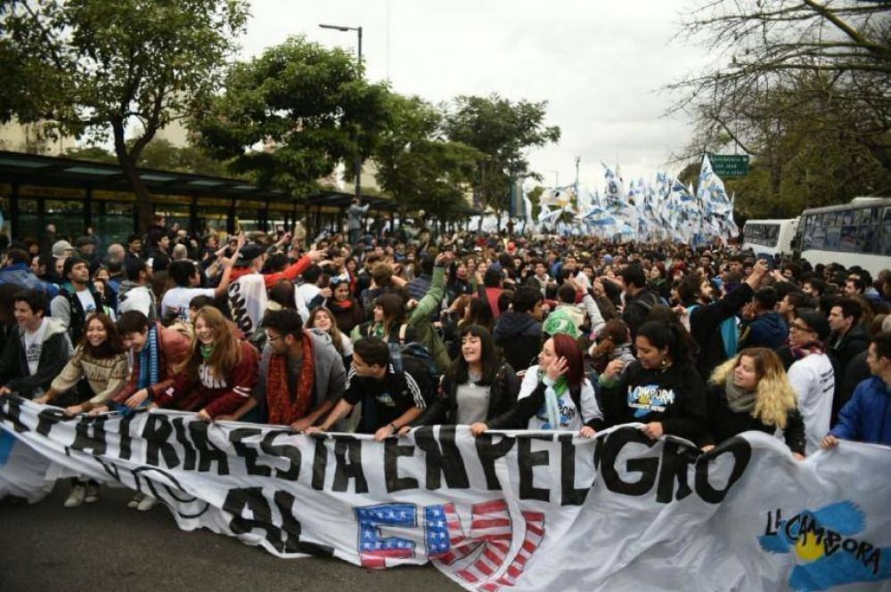 Multitudinaria protesta contra el acuerdo con el FMI en el Obelisco