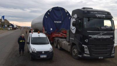 Transportan columnas para el parque e�lico de Kaike