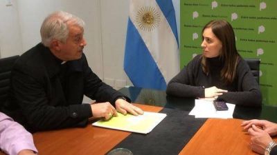 Mar�a Eugenia Vidal firm� un plan de obras en un barrio de emergencia con un obispo cercano al Papa