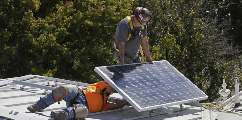Tcnicos de Distrito IV al que pertenece Chascoms: Fomentan el uso de paneles solares en casas particulares afirmando que la inversin se amortiza en dos aos