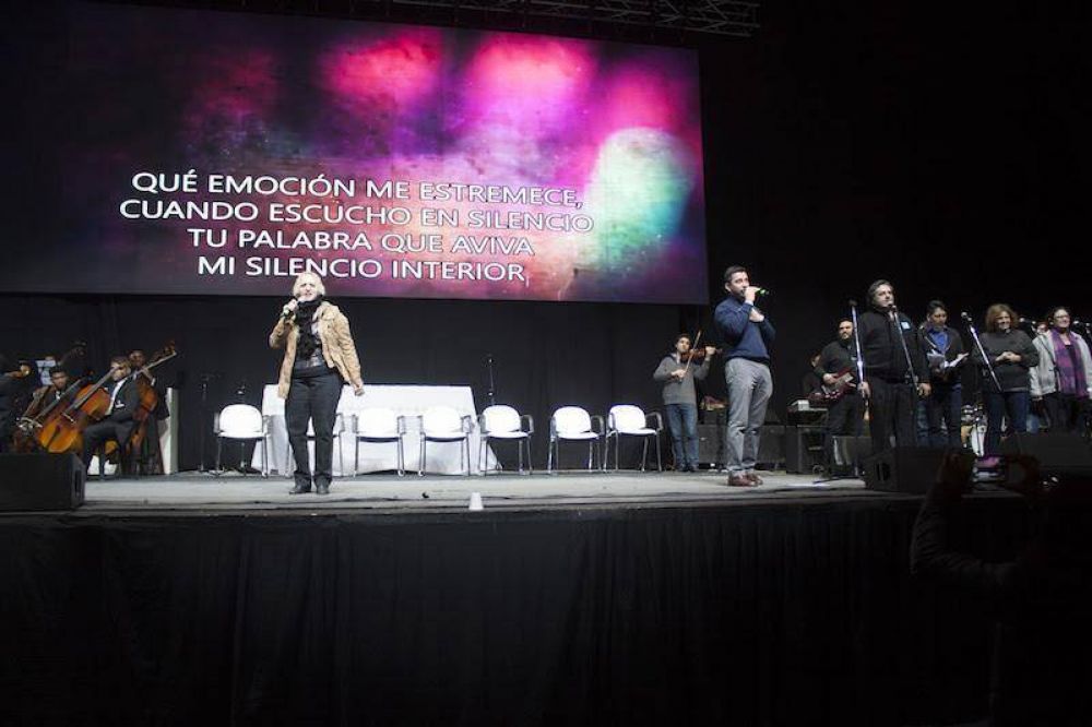Buenos Aires-Argentina: SNTESIS Jornada de Oracin, Alabanza y Testimonios de la Renovacin Carismtica