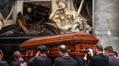 El Papa preside el rito final de los funerales del Cardenal Tauran