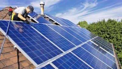 T�cnicos del Distrito IV al que pertenece Chascom�s fomentan el uso de paneles solares en casas
