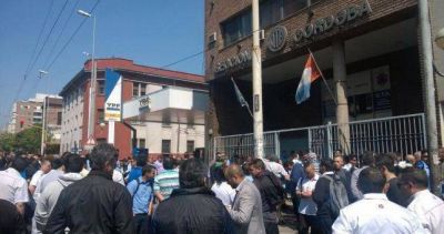 Con lista �nica y expulsi�n de opositores, la UTA renov� los delegados en C�rdoba