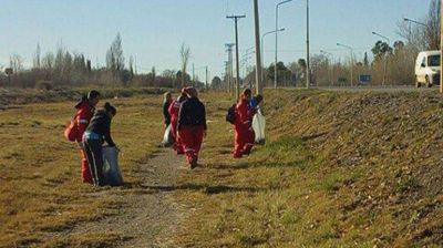 En Plottier sacaron todo tipo de basura a la vera de la 22