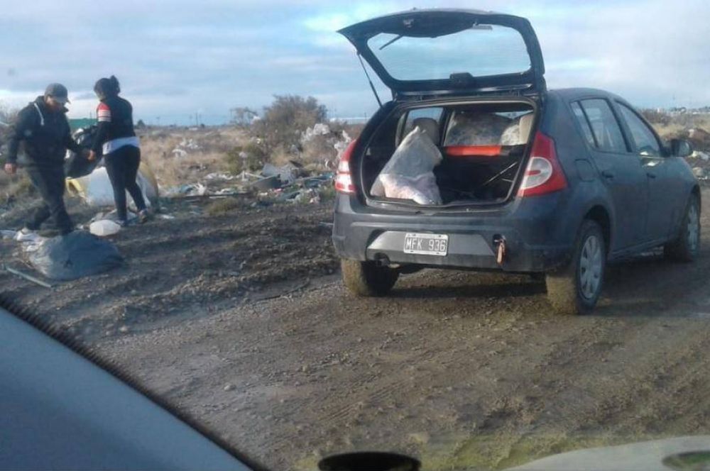 Multan a mayores de edad tirando basura en un camino de ripio