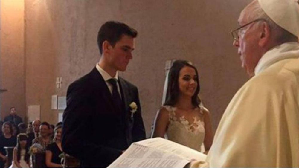 Francisco celebra sorpresivamente la boda de un guardia suizo