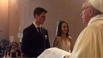 Francisco celebra sorpresivamente la boda de un guardia suizo
