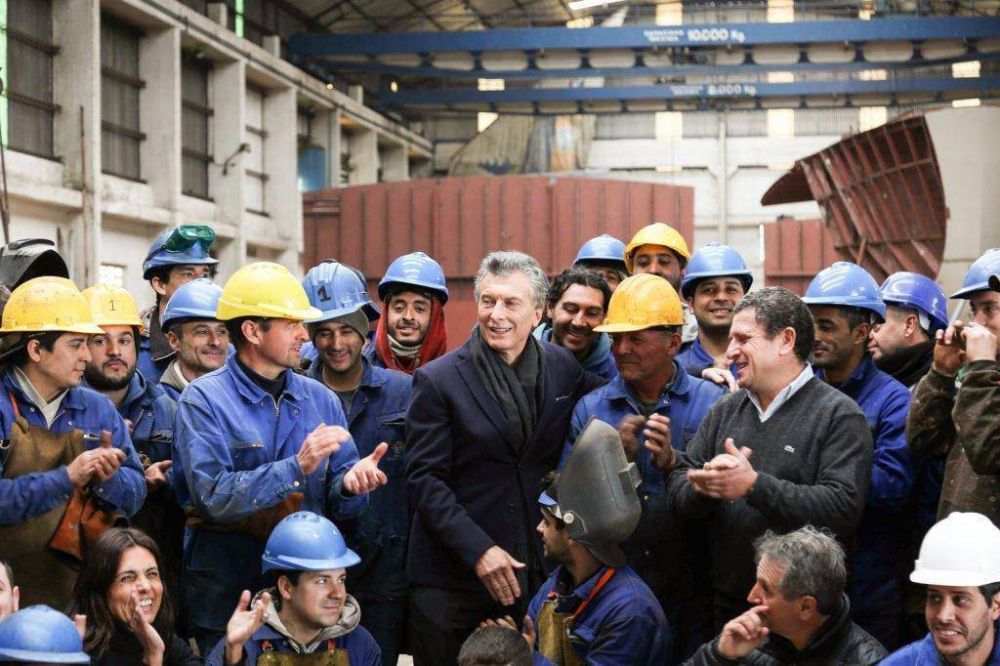 Apenas una foto de Macri con todos, los radicales se buscan y cerveza y Soda