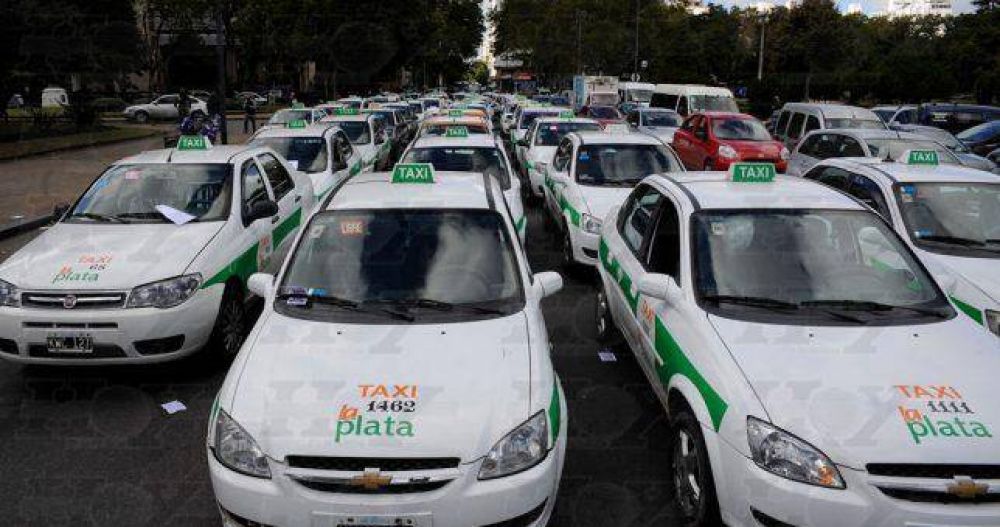 Tacheros platenses pararán ante la posibilidad de la legalización de Uber en la Provincia