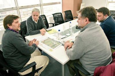 Para lograr saneamiento del basural, Gastón se reunió con representantes de la OPDS