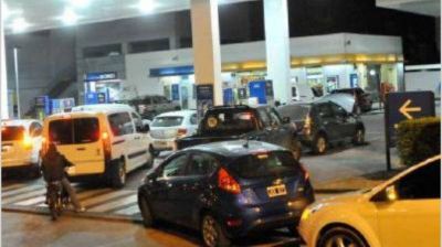 Llenar el tanque en la Argentina insume siete veces m�s esfuerzo que en EE.UU.
