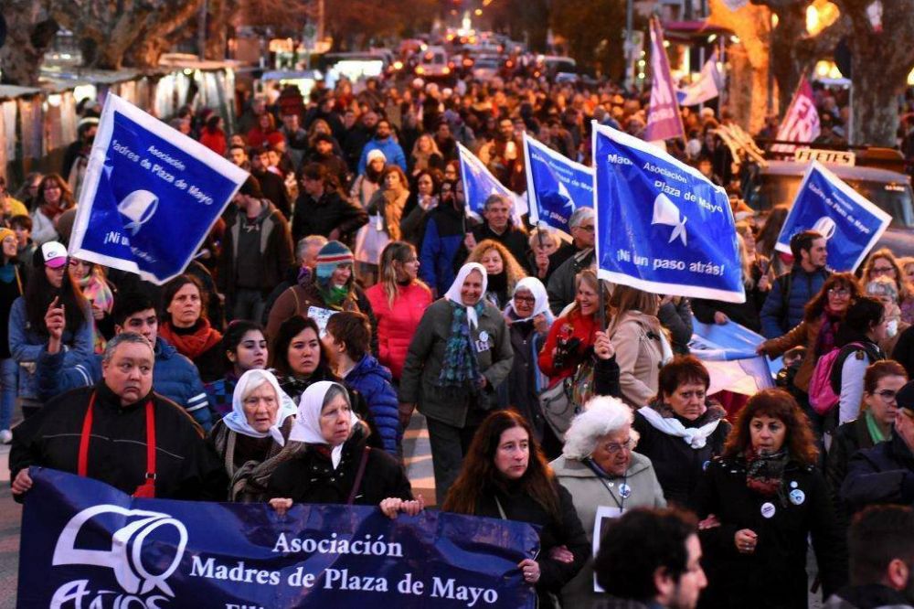 Masiva marcha contra el uso de las Fuerzas Armadas en asuntos internos
