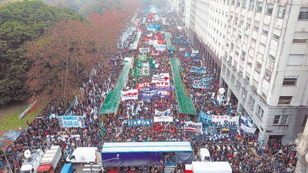Miles de gritos en defensa de la democracia
