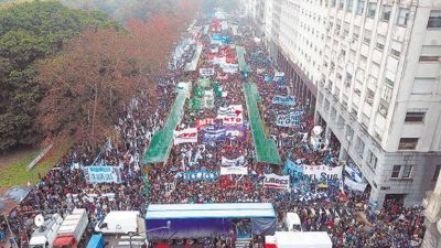 Miles de gritos en defensa de la democracia