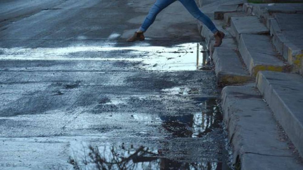 ARSA anunci el recambio cloacal, tras los hundimientos en una cntrica calle de Roca