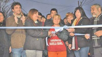 La Ing. Norma Fuentes inaugur� pavimento y obras pluviales en el barrio Almirante Brown