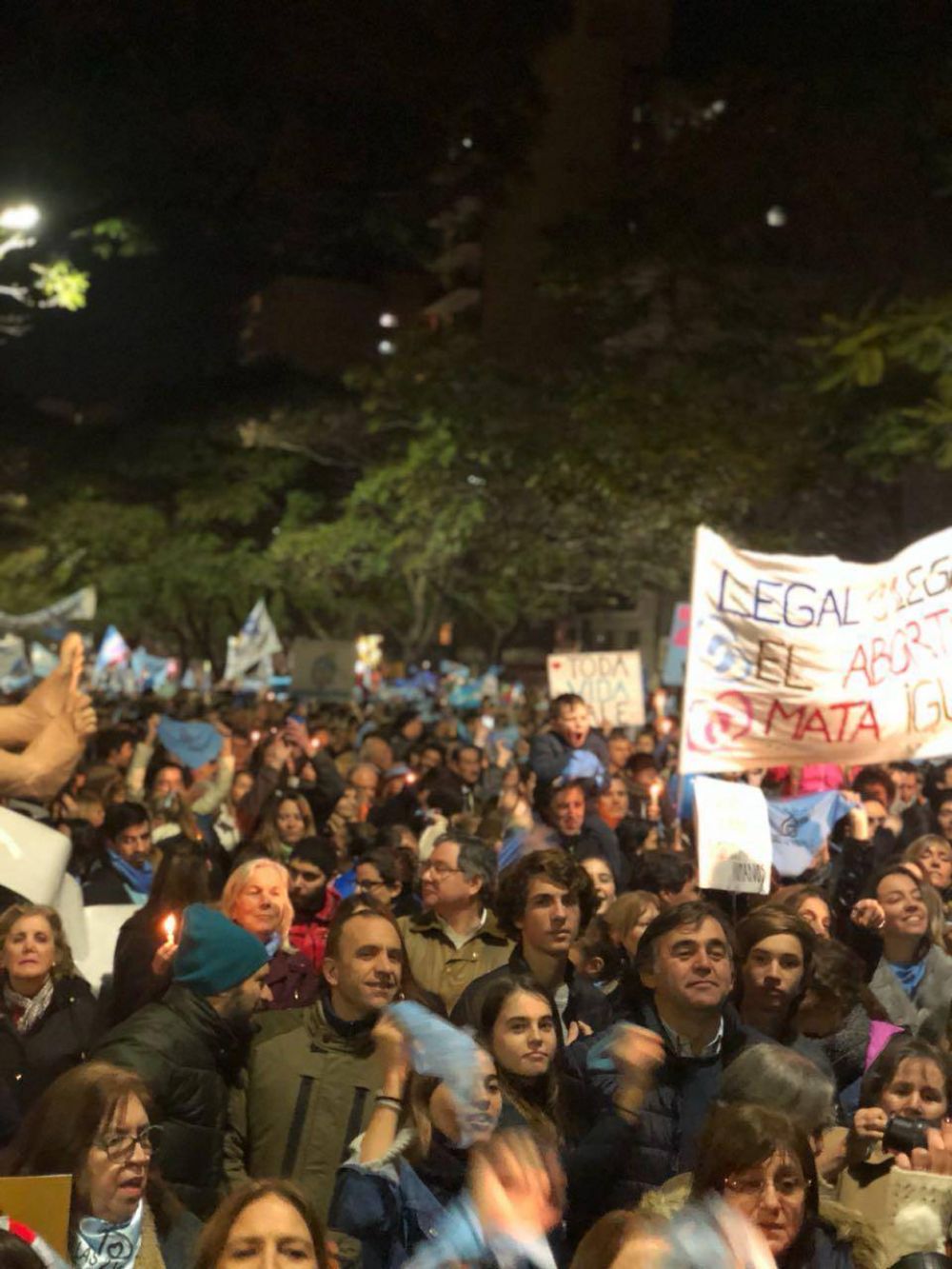 #LaOlaCeleste en Olivos: miles reclamaron a Macri no intervenir en favor de la legalizaci�n del aborto