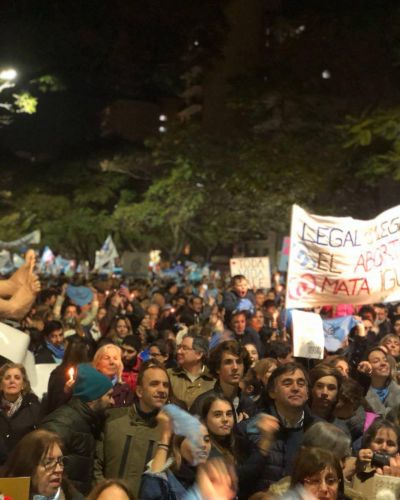 #LaOlaCeleste en Olivos: miles reclamaron a Macri no intervenir en favor de la legalizaci�n del aborto