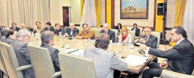 Scioli promete al campo revisar el alza impositiva y frena la protesta