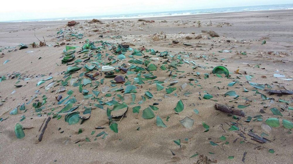 Claromec, un involuntario depsito de basura, y los vidrios en la playa?