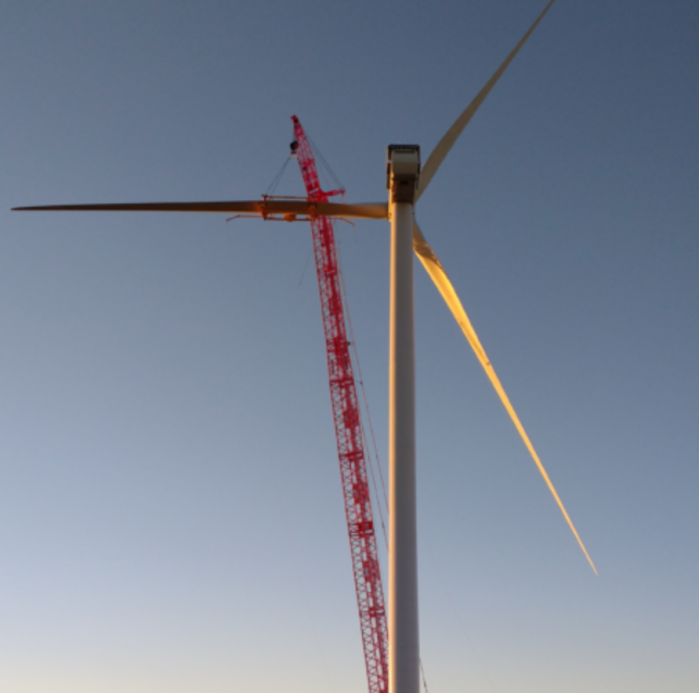 Ale demuestra sus conocimientos en instalaciones e�licas en Argentina