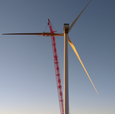 Ale demuestra sus conocimientos en instalaciones e�licas en Argentina