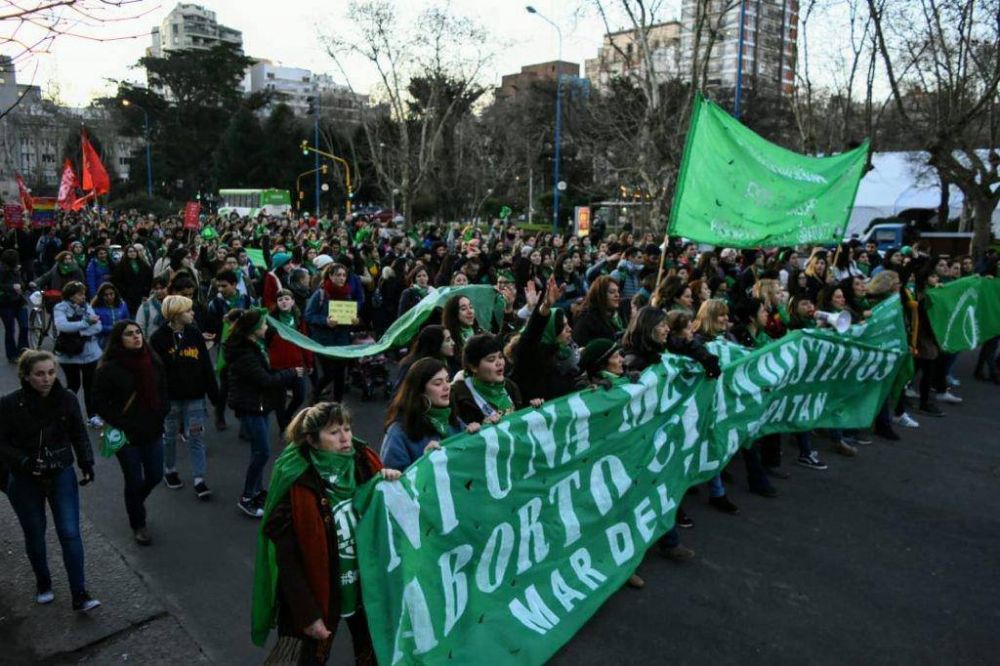 El pauelazo por el aborto legal se hizo sentir en Mar del Plata