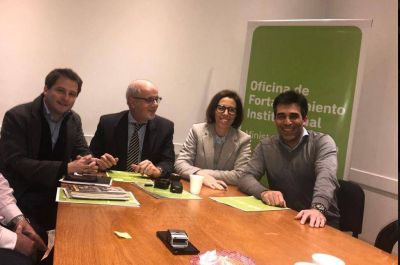 L�pez firm� un convenio con las oficinas Anticorrupci�n y Fortalecimiento Institucional