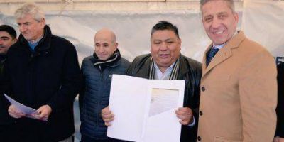 Arcioni encabez� la firma del acuerdo de cesi�n del �rea Pampa del Castillo