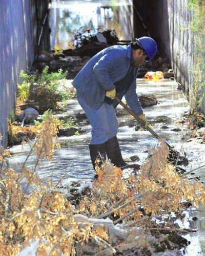 Problema sin soluci�n: la basura en los cauces de riego